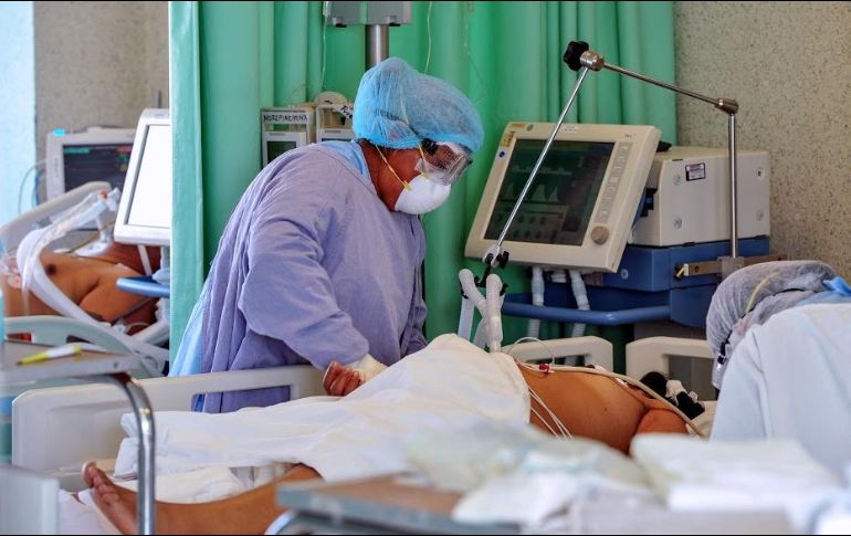 La Secretaría de Salud informó ayer que se reportaron 73 mil 967 defunciones a causa del COVID-19 y 700 mil 580 personas han sido confirmadas con el nuevo virus. AFP / ARCHIVO