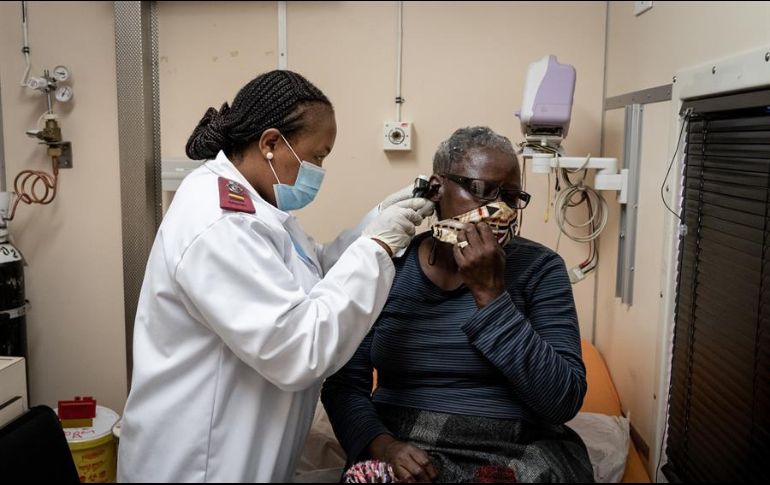 Expertos aseguran que necesitan ampliar los test y mejorar el tiempo de respuesta para aislar y tratar rápidamente los casos positivos en África. EFE / ARCHIVO