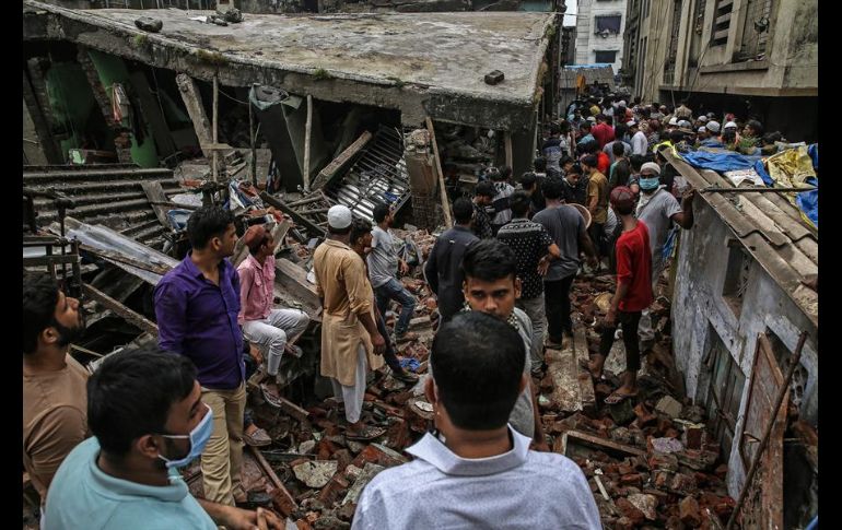 Equipos de socorristas, ayudados por perros rastreadores, trabajan en la zona. EFE/Y. Solanki
