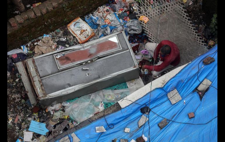 Equipos de socorristas, ayudados por perros rastreadores, trabajan en la zona. EFE/Y. Solanki