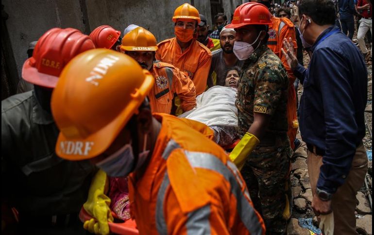 Equipos de socorristas, ayudados por perros rastreadores, trabajan en la zona. EFE/Y. Solanki