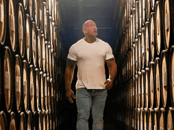Dwayne Johnson muestra botellas de sus productos, explicó que este año espera vender un millón de botellas de tequila.  ESPECIAL