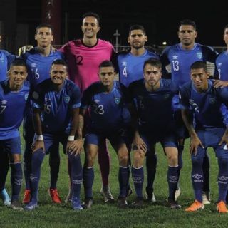 Guatemala levanta la mano para jugar contra México