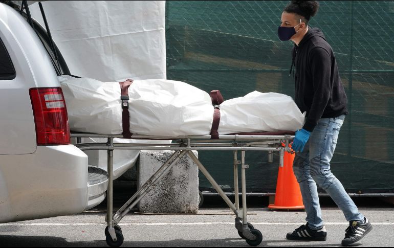 La curva de fallecidos diarios se reduce lentamente en el continente americano. AFP/ARCHIVO