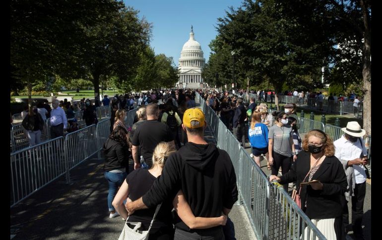 Los restos de la jueza Ruth Bader Ginsburg serán mostrados hoy y mañana, jueves, para ser traslados el viernes al Capitolio. EFE/M. Reynolds