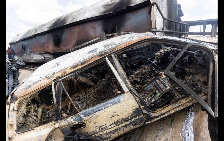 El accidente ocurrió cuando los frenos del camión fallaron y el conductor perdió el control en plena carretera. AFP/H. Yahaya