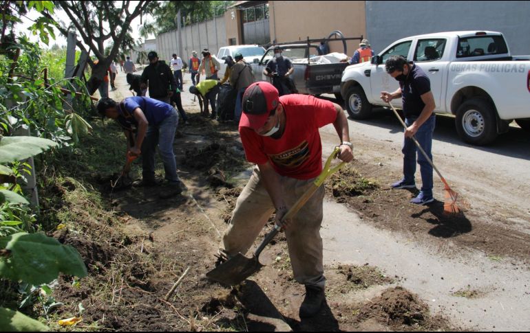 También se realiza una limpieza en banquetas y áreas verdes, liberando estos espacios peatonales de maleza. ESPECIAL/Gobierno de Tlaquepaque