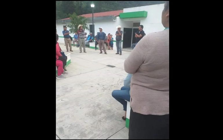 El alcalde fue liberado al comprometerse en mandar maquinaria a la comunidad para arreglar el camino. ESPECIAL