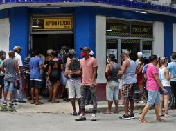 Estados Unidos prohibió a sus ciudadanos alojarse en los hoteles de la isla, y comprar tabaco o alcohol cubanos para llevarlos a su país. EFE/E. Mastrascusa