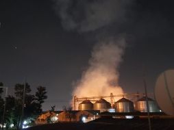 El siniestro de presenta en la empresa almacenadora de alimentos Silos Tysa, ubicada en calle 2 Cañas, al cruce con el ramal del Ferrocarril, en la colonia La Nogalera. ESPECIAL