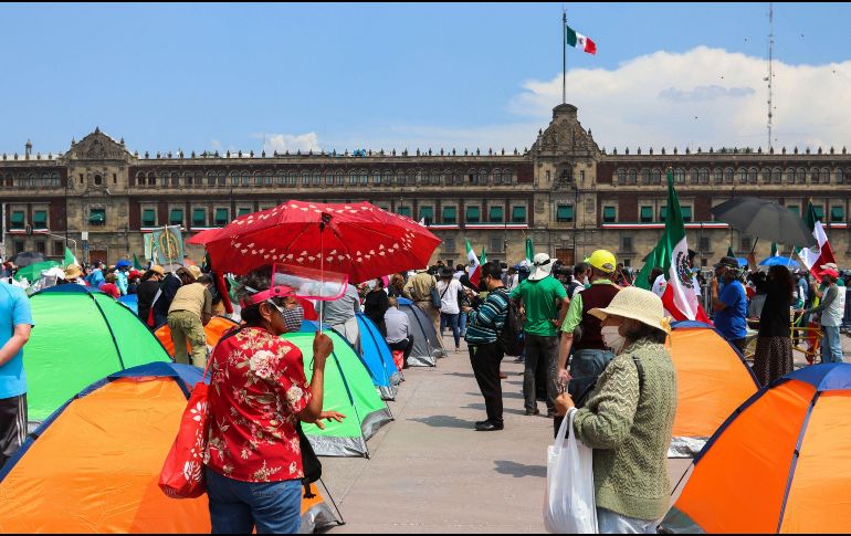 Seguirán llevando camiones con la gente que se les una a la Ciudad de México desde este lunes y sin costo alguno. EFE/J. Pazos