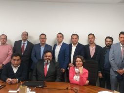 Trujillo Segura (c) logró alcanzar un acuerdo con productores de camiones pesados del país para aplazar un año la entrada en operación de la NOM-044. TWITTER/@jultruji