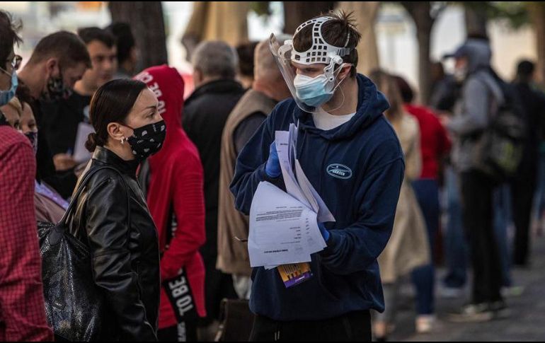 Se tiene previsto que el gobierno regional anuncie el viernes nuevas restricciones en la capital española. EFE/M. Divisek