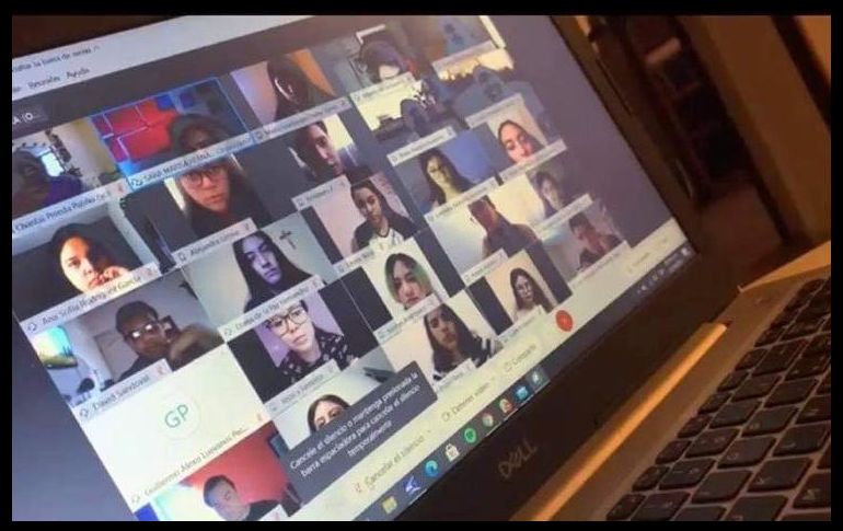 La educadora se expresa molesta y con gritos porque algunos estudiantes no tenían la cámara encendida durante la clase. TWITTER/@CerebrosG