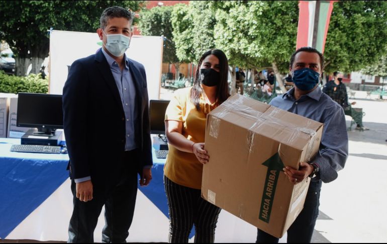 De Juan Carlos Flores (izq.), secretario de Educación, y Guillermo Romo Romero (der.), presidente de Bloom Farms y de Grupo Mega. EL INFORMADOR/G. Gallo