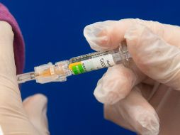 La fundación participará con la disponibilidad de recursos para iniciar el proceso de producción de 150 millones de dosis sin beneficio económico. EFE / ARCHIVO