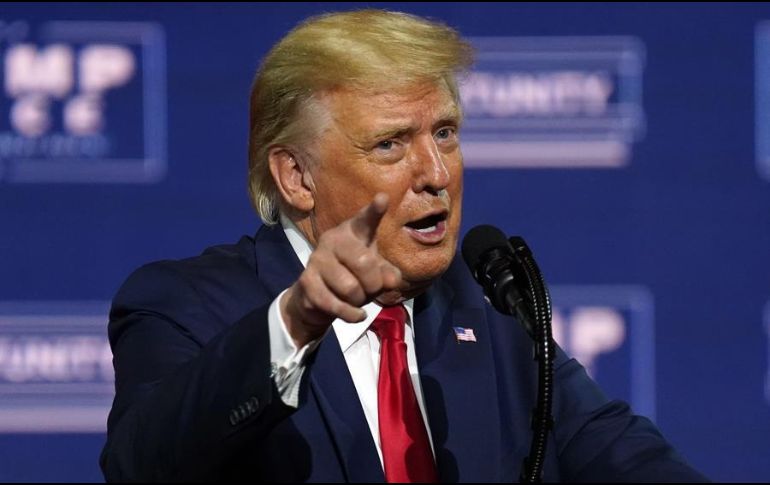 El presidente de EU, Donald J. Trump, habla durante el evento de campaña 'Black Economic Empowerment: The Platinum Plan' en el Cobb Galleria Center en Atlanta. EFE/T. Chapell
