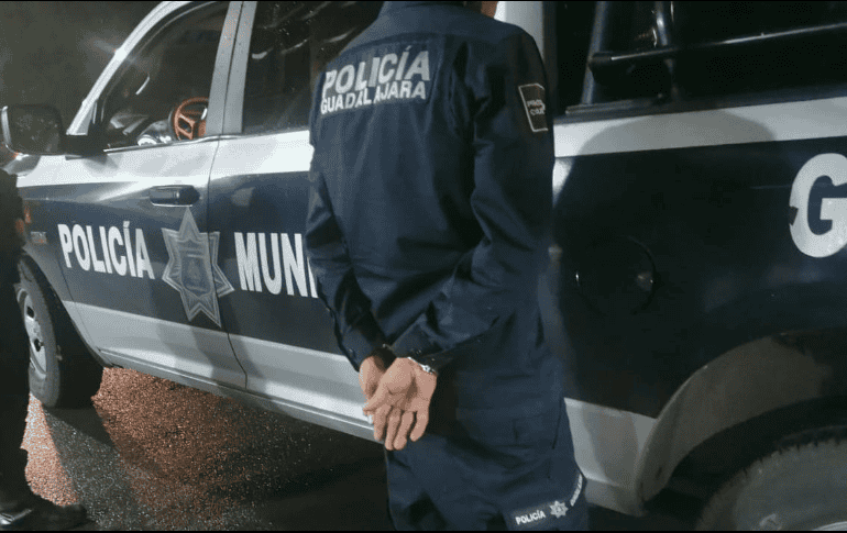 El hombre fue detenido el martes pasado mientras estaba vestido con un uniforme falso de policía y cargaba una escopeta de utilería. ESPECIAL