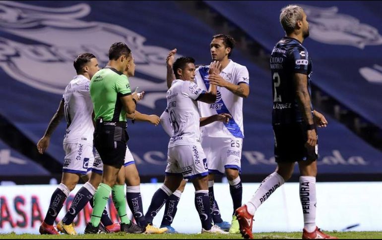 Jugadores del Puebla festejan una anotación ante Querétaro este viernes. EFE/H. Ríos