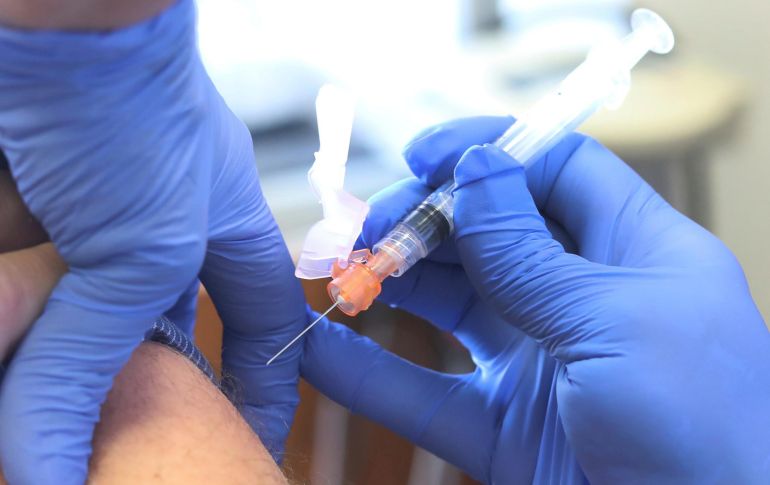 La empresa recordó que los eventos adversos en los ensayos de las vacunas son de esperar. AP / ARCHIVO