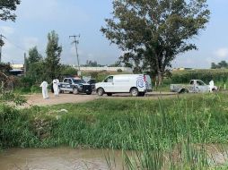 El Instituto Jalisciense de Ciencias Forenses (IJCF) retira los cuerpos calcinados para su resguardo e identificación. ESPECIAL