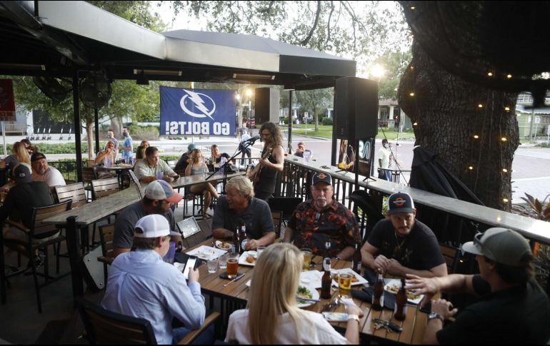 Estados Unidos alcanzó este viernes la cifra de siete millones 027 mil 910 casos confirmados de la COVID-19. AFP/ O. Jones