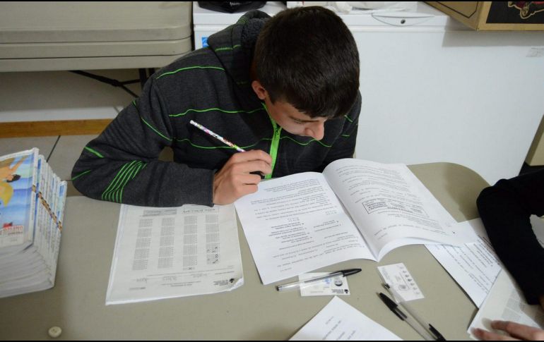 Desde que el estado entró a semáforo amarillo en agosto, iniciaron las clases a distancia de aproximadamentee 273 mil educandos, 78 mil de niveles medio y superior y 195 mil de nivel básico. NTX / ARCHIVO