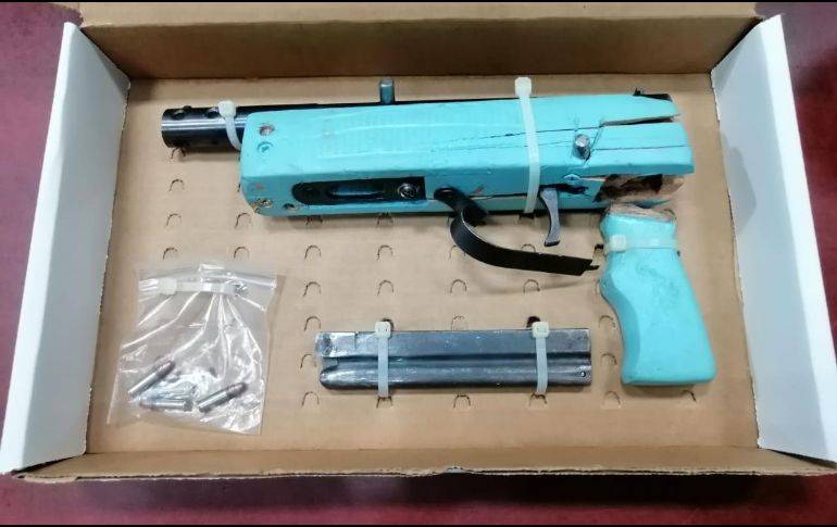 El arma se encontraba cargada por tres tiros útiles. ESPECIAL