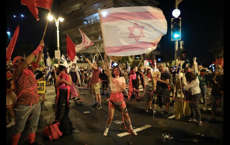 Muchos inconformes agitaron banderas israelíes y pancartas con varios mensajes. EFE/A. Sultan