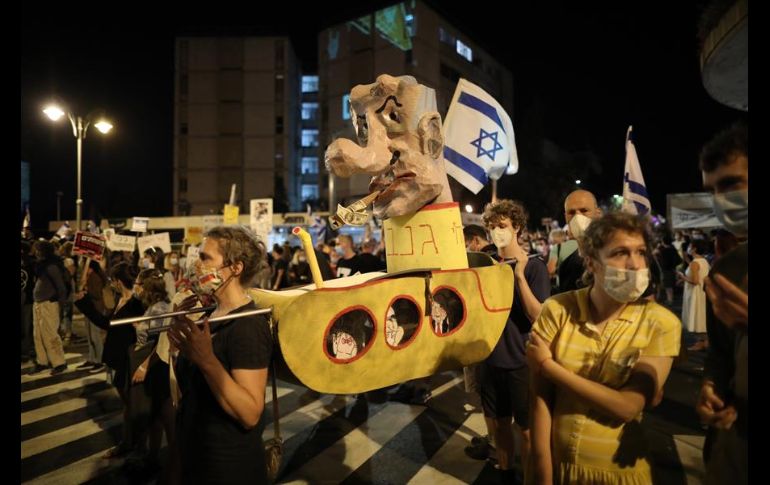 Muchos inconformes agitaron banderas israelíes y pancartas con varios mensajes. EFE/A. Sultan