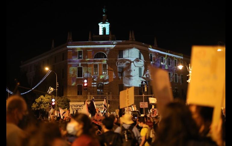 Muchos inconformes agitaron banderas israelíes y pancartas con varios mensajes. EFE/A. Sultan