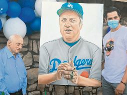 Pako Pablos entrega a Tommy Lasorda su retrato. ESPECIAL