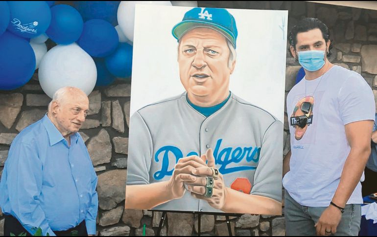 Pako Pablos entrega a Tommy Lasorda su retrato. ESPECIAL
