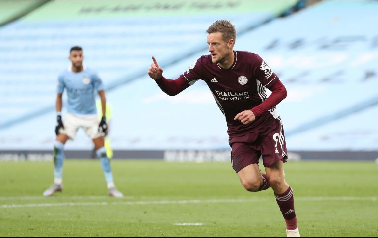 Jamie Vardy, con tres goles, lideró al Leicester que goleó este domingo al Manchester City por 5-2. AP / C. Ivill