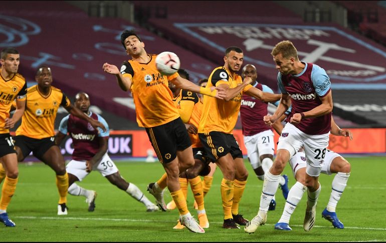 No fue la mejor noche para el mexicano Raúl Jiménez. EFE / A. Rain