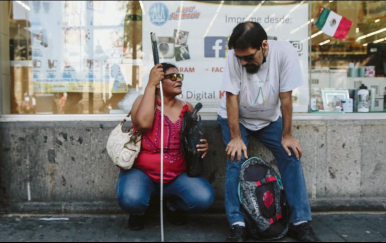 ESFUERZO. Pese a la precariedad en sus ingresos, la pareja sigue trabajando todos los días. EL INFORMADOR • G. GALLO