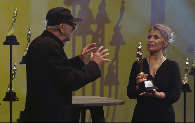 Ariel de oro a María Rojo. La actriz recibió la estatuilla de las manos del director Felipe Cazals. Rojo agradeció la oportunidad que le han dado diversos realizadores a lo largo de su carrera. Remarcó su confianza en los buenos guiones y en que el cine mexicano le seguirá abriendo las puertas a historias que tocan nuestra realidad.