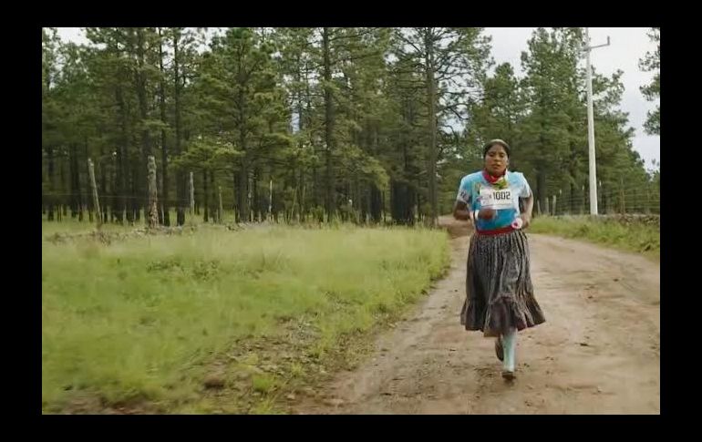 “Lorena, la de los pies ligeros”. La ganadora a Mejor Cortometraje Documental se realizó bajo la dirección de Juan Carlos Rulfo. El proyecto se filmó en el Estado de Chihuahua y se puede disfrutar en Netflix. Se enfoca en Lorena, una mujer raramuri ultramaratonista que todos los días recorre varios kilómetros descalza. La producción de Rulfo usó motocicletas y bicis para “seguirle” el paso.