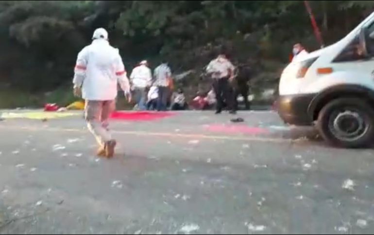 El accidente se produjo cuando el autobús chocó de forma lateral contra un talud en la carretera. TWITTER@pcivilchiapas