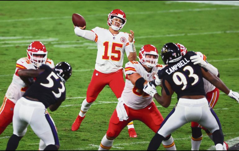 EXCELSO. Patrick Mahomes maniató a la defensiva de los Ravens. AFP• T. Olszewski