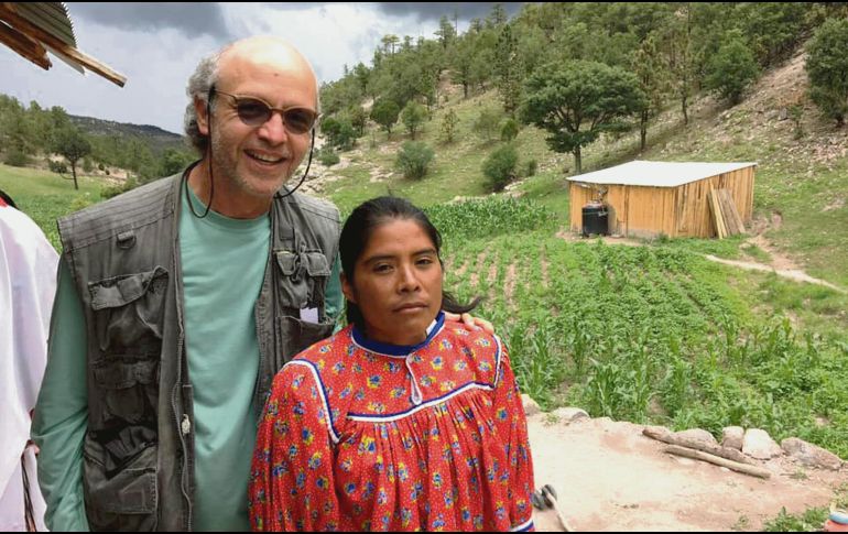 JUAN CARLOS RULFO Y LORENA. El cineasta encontró en la rarámuri una historia fantástica. CORTESÍA