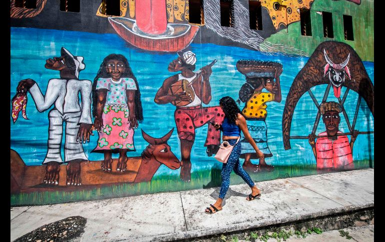 Una habitante de Cuajinicuilapa pasa frente al museo México Africano. AFP/P. Pardo