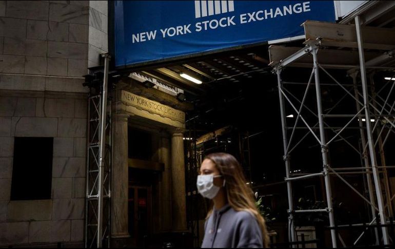 Los inversores reaccionaron de forma negativa a la cifra de un millón de fallecidos por COVID-19 en todo el mundo. EFE/J. Lane