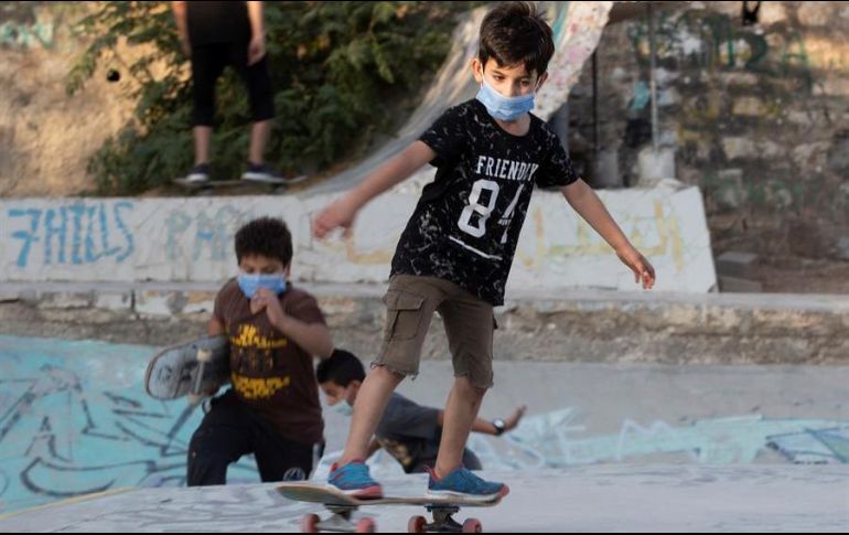 Los niños pudieron haber contraído el virus en citas para jugar, pijamadas, haciendo deporte y en otras actividades donde no se toman precauciones. EFE/A. Pain
