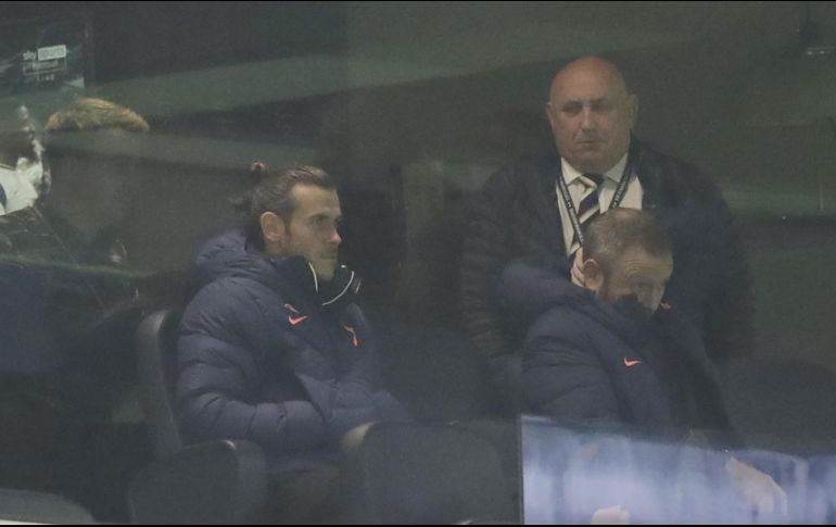 Gareth Bale sigue presenciando los partidos de su nuevo club con una actitud diferente a la que mostraba en los encuentros del Real Madrid. EFE