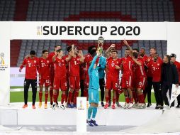 Manuel Neuer (C) levanta el trofeo en medio del júbilo de sus compañeros de equipo. EFE/A. Hassenstein