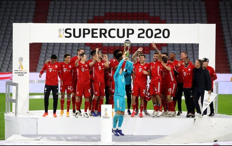 Manuel Neuer (C) levanta el trofeo en medio del júbilo de sus compañeros de equipo. EFE/A. Hassenstein