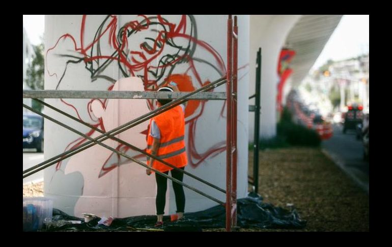 Como parte de Traza Jalisco, artistas trabajan en las intervenciones de los pilares de la Línea 3. TWITTER@culturajalisco