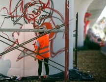 Como parte de Traza Jalisco, artistas trabajan en las intervenciones de los pilares de la Línea 3. TWITTER@culturajalisco