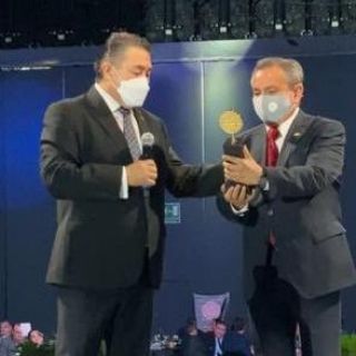 Entregan Medalla al Mérito Industrial a Alfredo Cárdenas